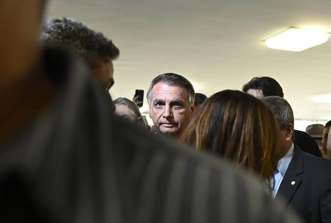 AndreteleSUR's tweet image. Puede salir este miércoles la decisión del juez, del Supremo Tribunal Federal de Brasil, Alexandre de Moraes, sobre las explicaciones presentadas ayer por la defensa del expresidente Jair Bolsonaro respecto al posible incumplimiento de medidas cautelares.
Desde el viernes, la…