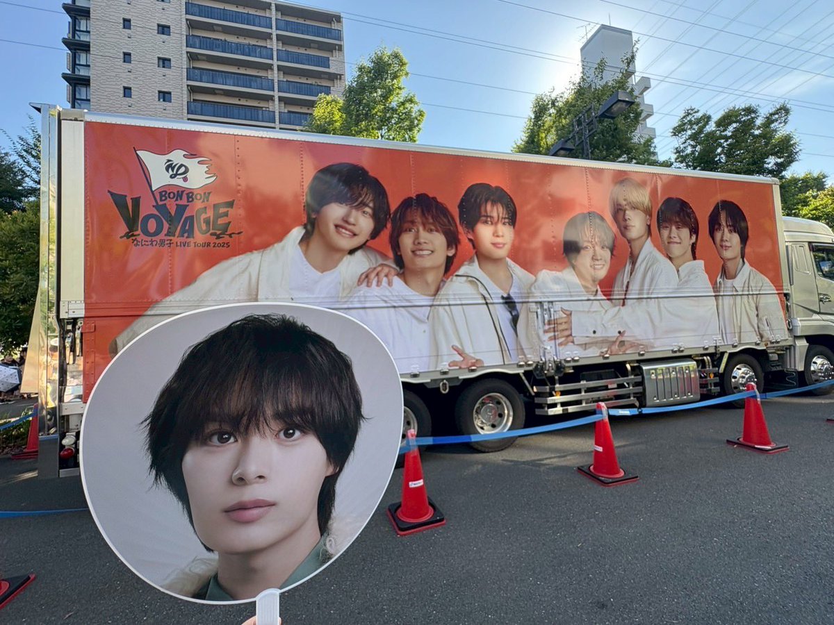 Klvans24's tweet photo. 2025.7.23 横浜アリーナ

「なにわ男子 LIVE TOUR 2025 'BON BON VOYAGE'」

3階スタンド席やったけど、まさかの真後ろトロッコ通るとこやって

自作のうちわでYOLU使ってることアピールしたら

りゅちぇから｢まじ？使ってくれてるん？👍｣

ってファンサもらえた😭
目の前にいた😭
嬉しすぎる😭 https://t.co/cjqrZPrB4c