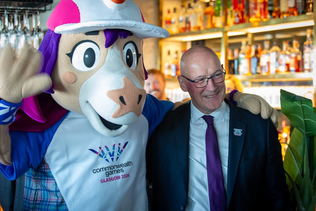 ScotGovFM's tweet image. Finnie will be the mascot for the @Glasgow_2026 Commonwealth Games.
Designed by local school pupils, she reflects the city's history and creativity.
First Minister @JohnSwinney met some of the pupils at a celebration marking one year until the start of the Games.