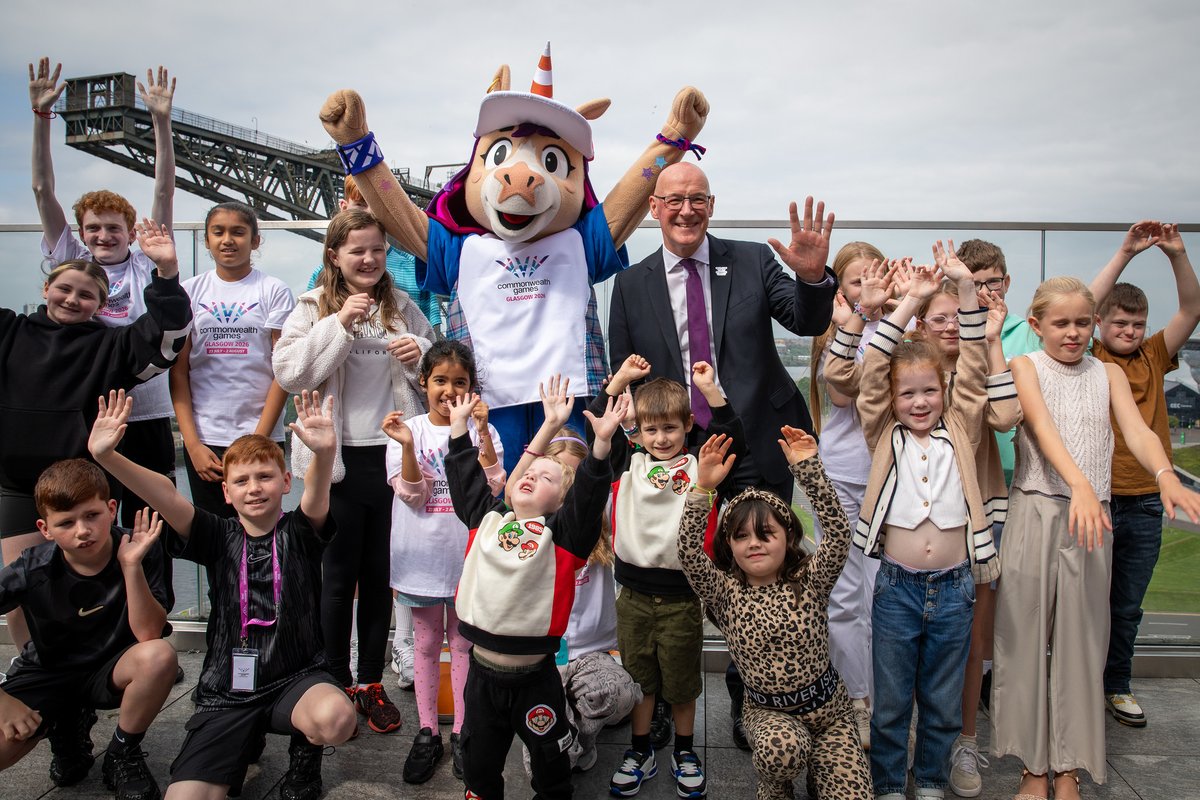 ScotGovFM's tweet image. Finnie will be the mascot for the @Glasgow_2026 Commonwealth Games.
Designed by local school pupils, she reflects the city's history and creativity.
First Minister @JohnSwinney met some of the pupils at a celebration marking one year until the start of the Games.