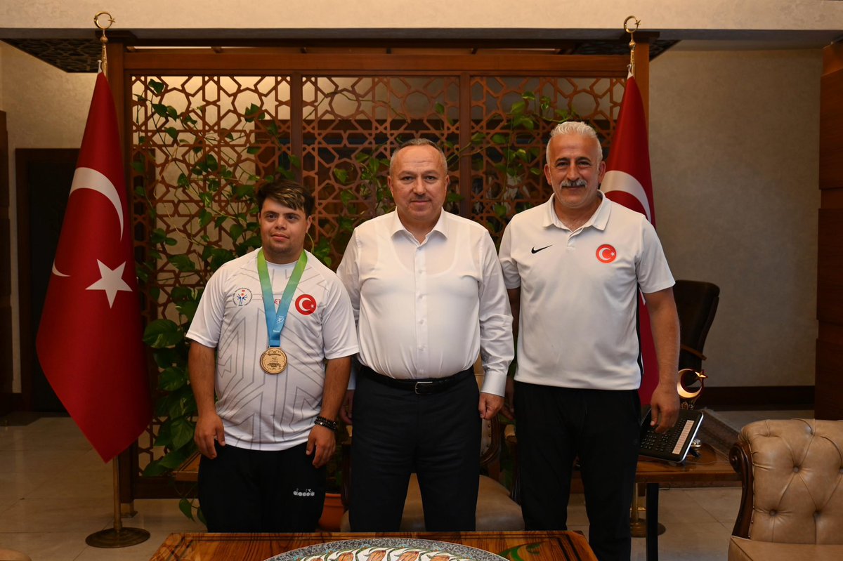 Valimiz Sn. <a href="/ValiFidan/">Ali Fidan</a>;

🏅🏆 🏃29 Haziran - 6 Temmuz tarihleri arasında Çekya’nın başkenti Prag’da düzenlenen SU-DS Down Sendromlular Avrupa Atletizm Şampiyonasında disk atma T21 kategorisinde Milli Takımımız adına yarışan ve Avrupa Şampiyonu olan Down Sendromlu Milli Sporcumuz