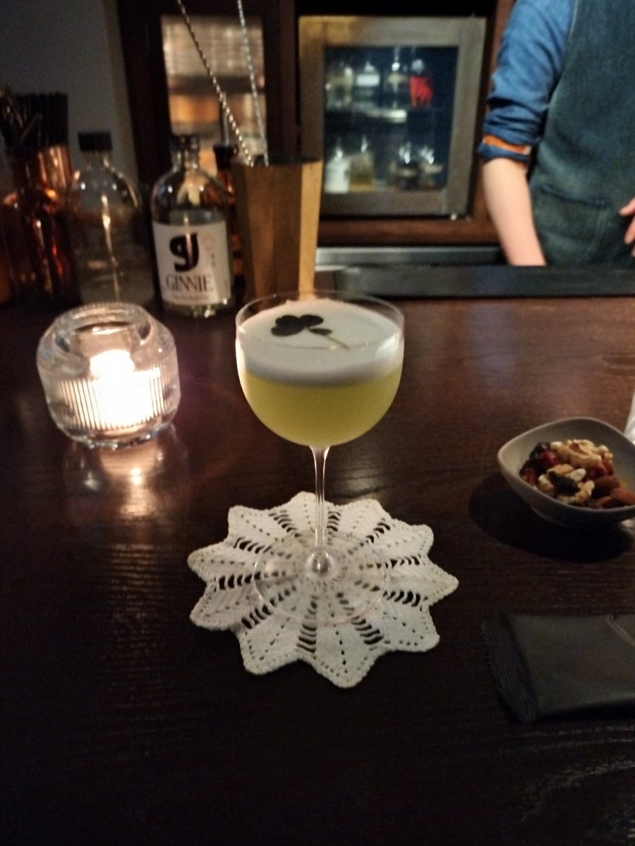 magusofthemoon1's tweet image. 御茶ノ水に寄り、前から気になっていたモクテル&amp;amp;ローアルコールバー Low-Non-Barで1杯。
せっかくなので店が推しているノンアルコールカクテルを注文。シーズナルカクテルのガーデンサワーはキューカンバーの香りが特徴的だった。海外のカクテルで好まれる味とのこと。