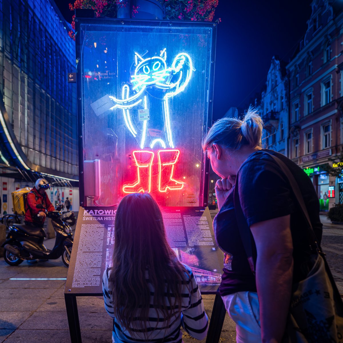 miasto_katowice's tweet image. 💡 Miasto po zmroku ma swój blask – ruszamy szlakiem neonów!
Gdy słońce zachodzi, Katowice zaczynają świecić… Już w niedzielę, 27 lipca o godz. 21:00 zapraszamy na wyjątkową, wieczorną wycieczkę szlakiem katowickich neonów 🌃
Podczas spaceru zobaczymy świetlne reklamy PRL-u,…