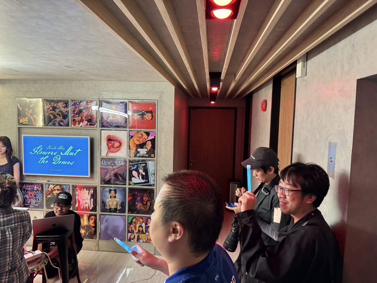 จบลงไปแล้วสำหรับกิจกรรม "Flowers Meet The Demos" เมื่อวันที่ 22/07/2025 ที่ผ่านมา หวังว่าเหล่า Flowers ที่ได้มาร่วมงานจะได้รับความฟินจากทั้งของแจกและเพลงใหม่ ที่ทำเอารู้สึกเหมือนหูถูกเคลือบทอง เคลือบสายรุ้งไปตามๆ กัน
Cr : IG  Bambamsnap
#KristaShim #คริสต้าชิม #Flowersforkrista