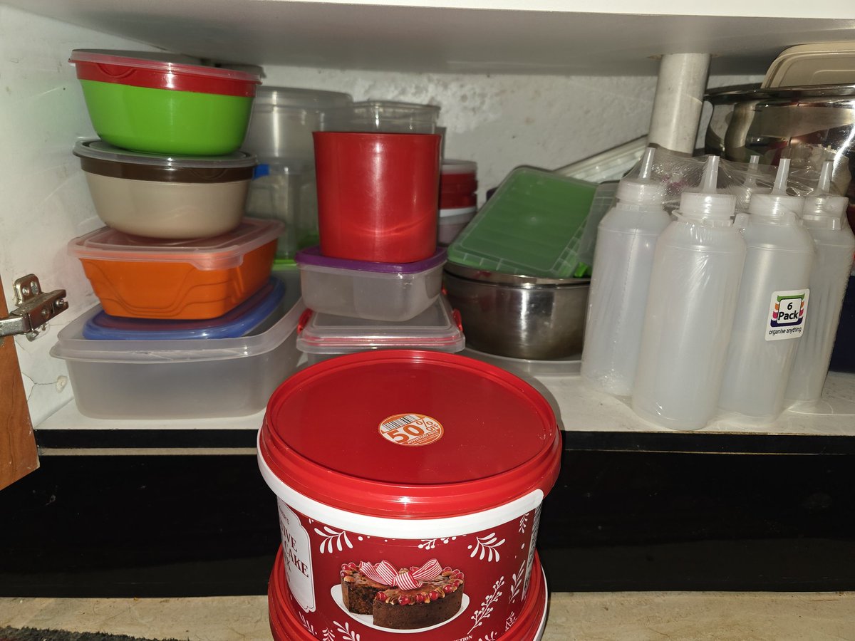 Brettbenraphael's tweet image. I'll never understand my wife's relationship with Tupperware like stuff ... Most of the plastic crap either lacks the lid or the bottom or is warped from heating... Maybe it's a woman thing 😂😭