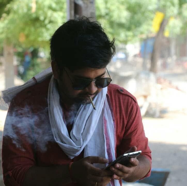 Mithileshdhar's tweet image. #saiyaara में हीरो की एंट्री बीड़ी पीते हुए होती है। फिर हीरो को कई बार बीड़ी पीते हुए दिखाया गया। अगल-बगल बैठे लोगों ने कहा कि लग रहा अब बीड़ी का दौर लौटेगा, बीड़ी ट्रेंड बनेगा। मैंने सोचा- अपन तो एक दशक पहले ही इस ट्रेंड में थे।
डिस्क्लेमर- धूम्रपान स्वास्थ्य के लिए हानिकारक…