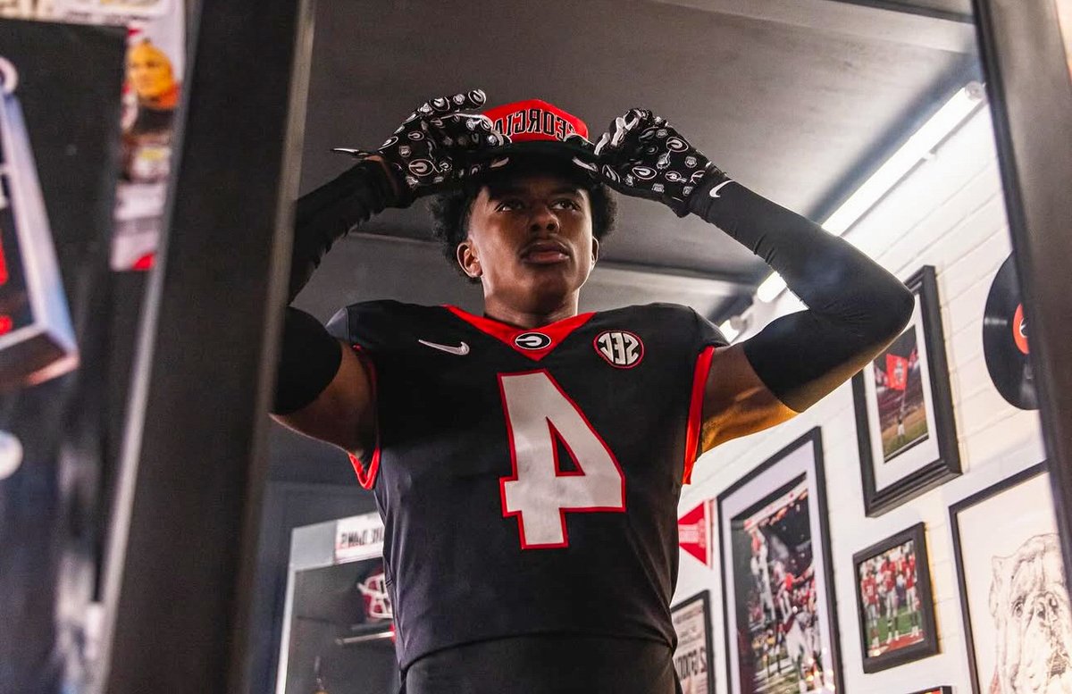 jeffsentell's tweet image. Got the chance to speak to a "DGD" about #UGA receiver commit Craig Dandridge.
When the eval comes from a guy who played 10 seasons at cornerback in the NFL, it matters. He compares him to two former UGA greats and feels he can make an early impact.
bit.ly/DGDbreaksdownC…