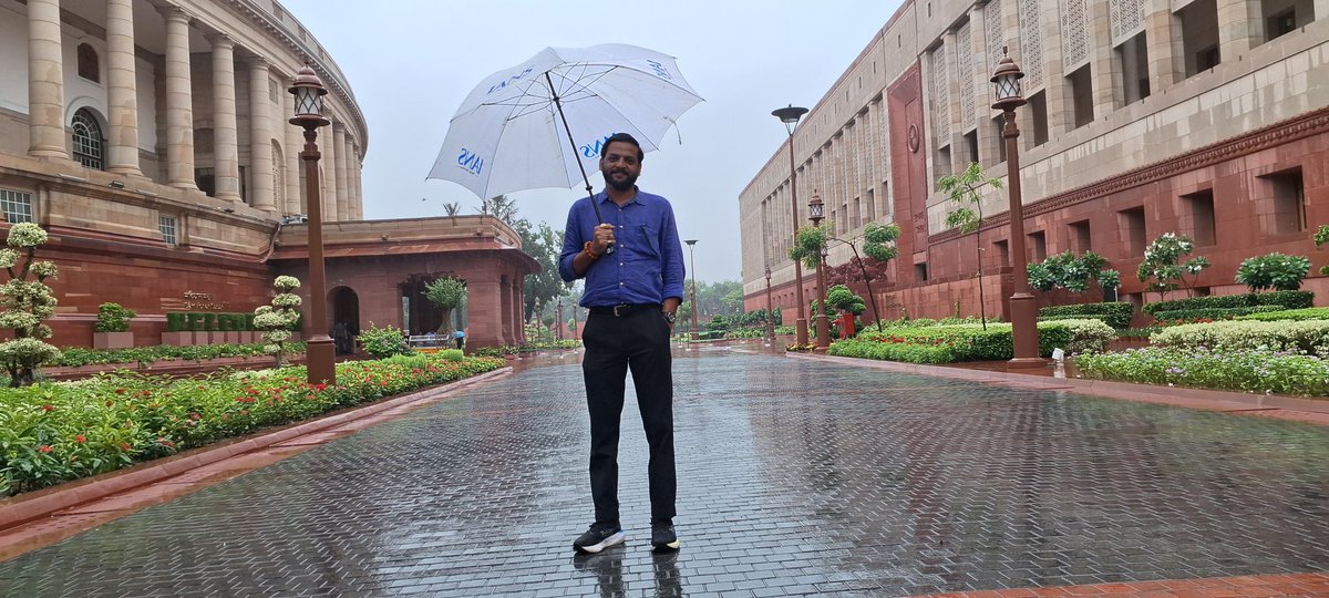 पार्लियामेंट का मॉनसून सत्र 
बाहर भयंकर बारिश और अंदर सदन में पक्ष और विपक्ष के बीच गर्मी