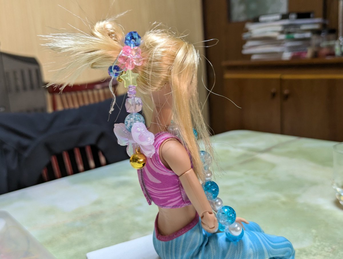 2610Am's tweet image. 夏休み 近所の子供たちと
今日は、ビーズ遊びをしました!
ボイシングチップスは「推し」の
カードがついているそうです。
違いがよく分からないっ!