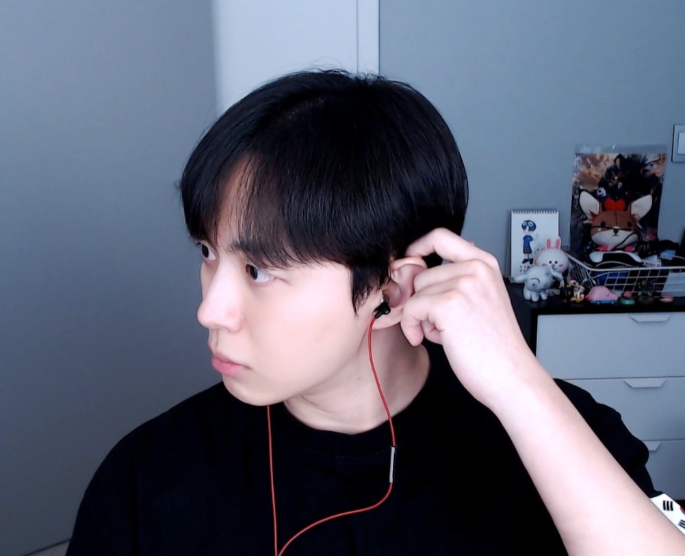 waveofstarlight's tweet image. his eyes are red.. he sleeps early and wake up early these days... but that's because of the hot weather