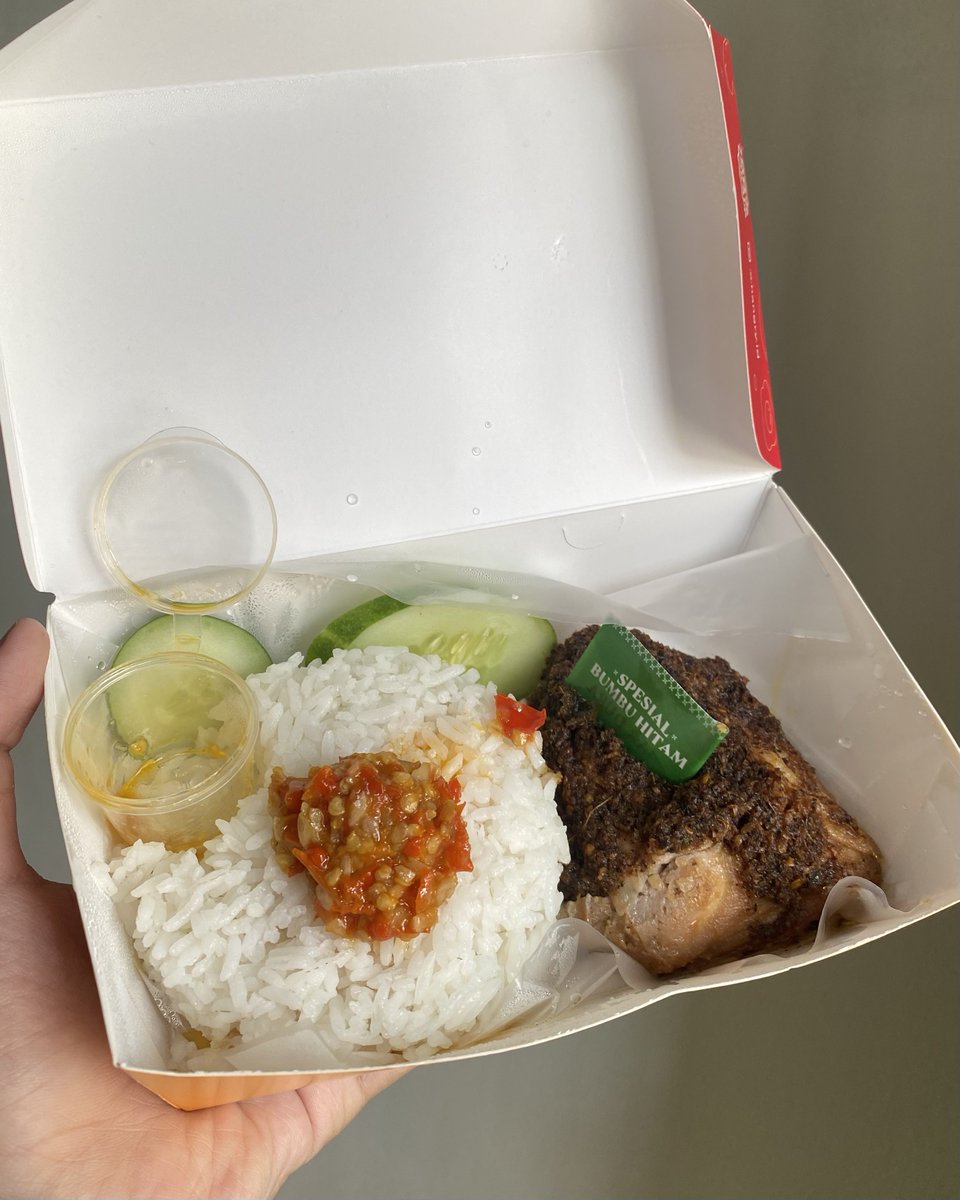 lalavyy's tweet photo. I always and will always buy food from Shopeefood; 

MAKANAN BY HANGRY🥘🍛🍱 https://t.co/CVyrXCXO6v
