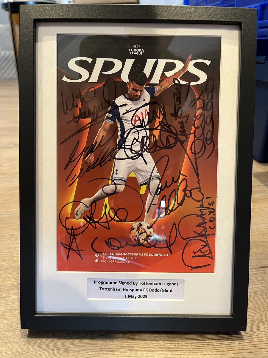 No1THFCProgs's tweet image. Really enjoy framing these multi signed Tottenham Legend programmes. Have many other options that I will be framing throughout the week. This one will be packed and sent onto one of our Tottenham Family in the morning. COYS