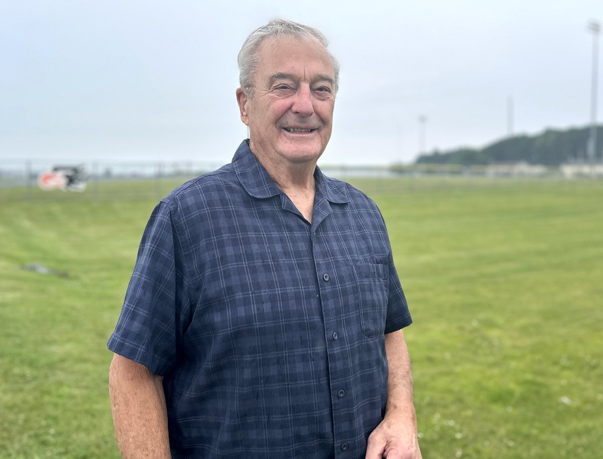 "170 pounds of scared rabbit"
Before Jim Van Gorden was carving out a hall of fame football coaching career for Bloomer, he was a trailblazing quarterback in the early 1960s for UW-Eau Claire. This weekend Van Gorden enters the WIAC Hall of Fame. 
chippewa.com/sports/college…