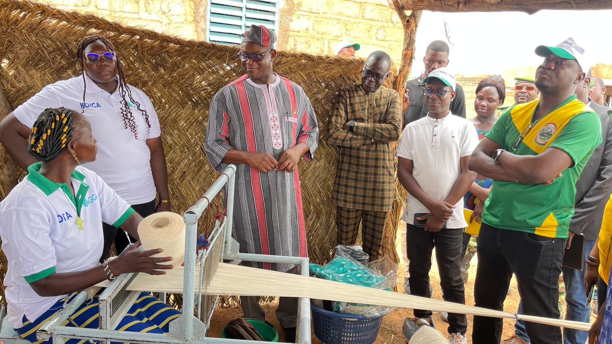 GggiBurkinafaso's tweet photo. Field visit with local authorities & partners #GGGI, #KOICA, #ATAD in the Centre-North region under the Building resilience on the Kaya-Dori project 🇧🇫.
🌱 Community gardens
💧Solar-powered borehole
👩🏽🔧Trained in tailoring, hairstyle, weaving...
#Resilience #IDPs #GreenGrowth https://t.co/XkeDEV5Tq0