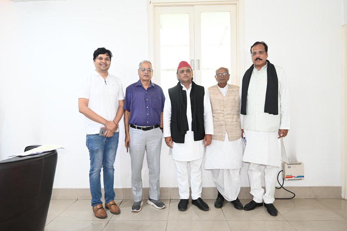 RajeevRai's tweet image. आज माननीय राष्ट्रीय अध्यक्ष जी के आवास पर 
अपनों के साथ । 
@yadavakhilesh @samajwadiparty