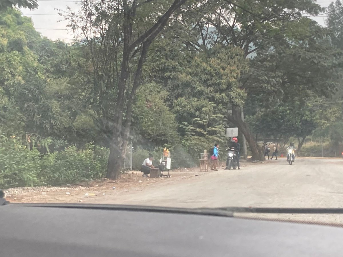 15_5vialacosta's tweet photo. Por favor Ing. @FernandCornejoV su ayuda con esto. 
Sacan a los vendedores de la calle principal y los reubican en la calle interna. 
@Ing_Anchundia @segura_ep @181Responde https://t.co/smd363hJty