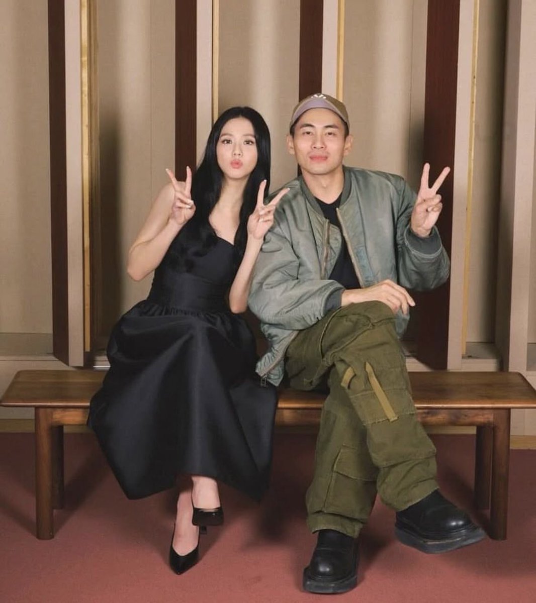 JisooRamyeonTH's tweet image. “การได้ร่วมงานกับจีซูเป็นสิ่งที่เกิดขึ้นอย่างธรรมชาติมากครับ เพราะเธอไม่พยายามฝืนหรือคิดอะไรให้ซับซ้อนเลย เธอมีแรงดึงดูดที่ดึงดูดผู้คนรอบข้างเข้าหาได้โดยที่ไม่ต้องพยายามเลยครับ
ทุกซีซั่นที่ผ่านมาเราได้ร่วมกันสร้างโลกใบหนึ่งขึ้นมารอบตัวเธอ…