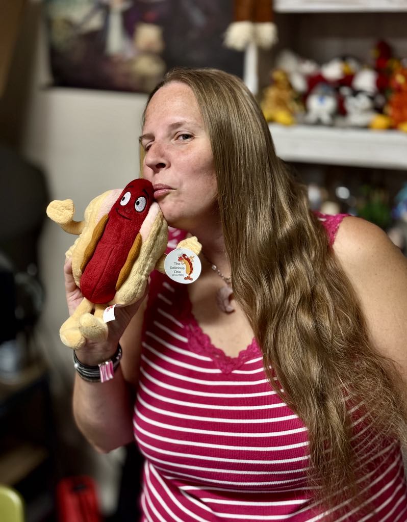 RusticIvyGaming's tweet image. I Finally get to play with @Capp00 wiener!! Thank You again Capp for the opportunity to win it! I love ❤️ 😍 it so much and he's Extra Squishy! 🤗🤣 I'm chasing my co-workers with it 🤣🤗🥰😍😍