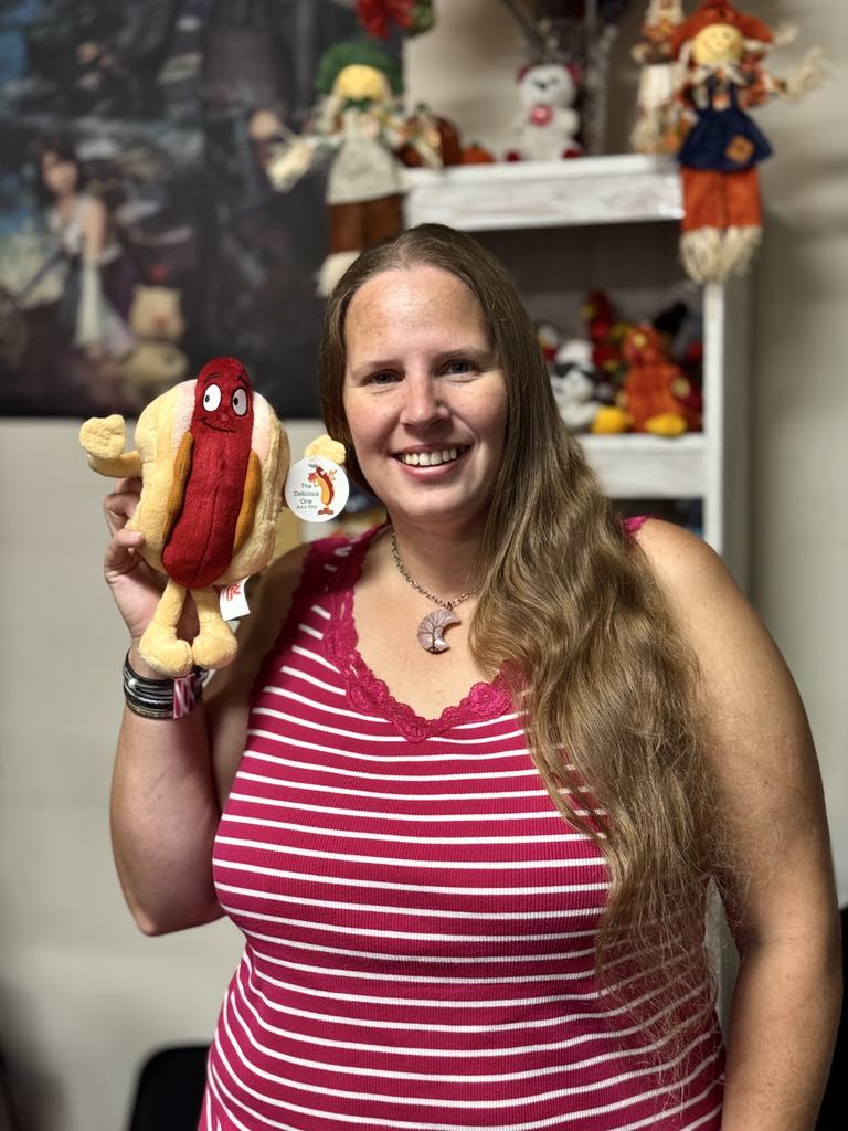 RusticIvyGaming's tweet image. I Finally get to play with @Capp00 wiener!! Thank You again Capp for the opportunity to win it! I love ❤️ 😍 it so much and he's Extra Squishy! 🤗🤣 I'm chasing my co-workers with it 🤣🤗🥰😍😍