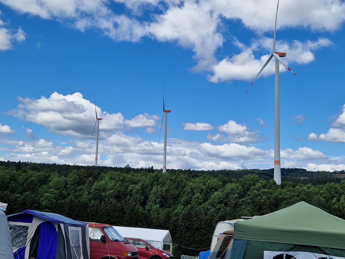Sukani123's tweet image. Und heute Abend sammeln wir unter den Windrädern all die geschredderten Vogelleichen ein und machen ne richtig geile Grillparty!🤪😅😘
#herzbergfestival