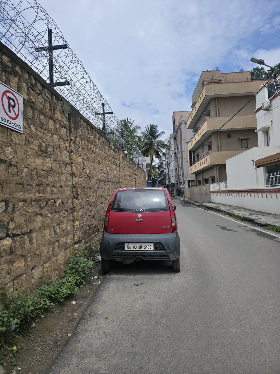 Siddharth_i's tweet photo. @halairporttrfps @blrcitytraffic @BlrCityPolice @blr The car is still there blocking the road. https://t.co/kE8vSqJKky