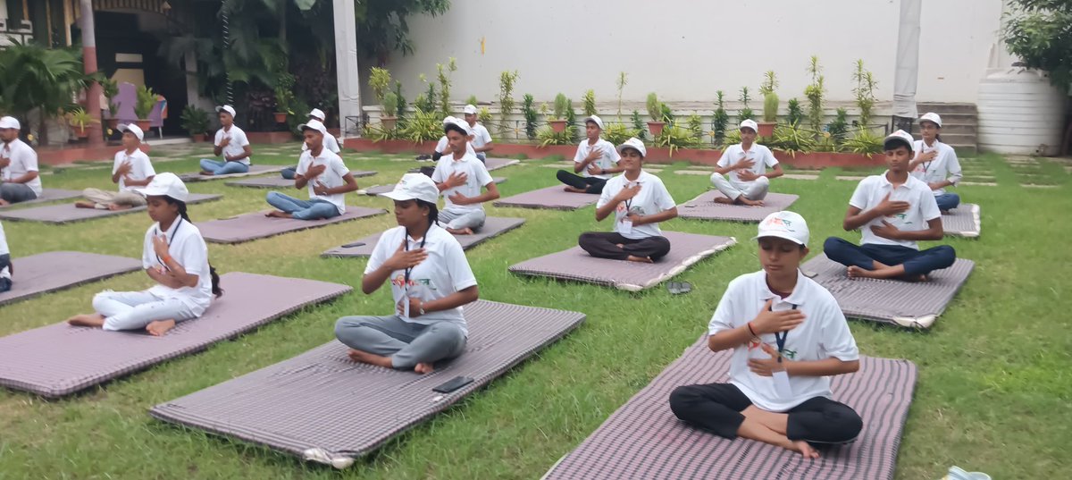 YuvaChapra's tweet photo. When the body aligns, the mind follows. 
Youth came together for a rejuvenating yoga session promoting holistic health during Future Youth Leader's Bootcamp Saran organised at Imperial Garden Saran. 

@MYBharatHQ @BiharNyks @mybharatgov @YASMinistry @moayush https://t.co/ROnauQGYKC