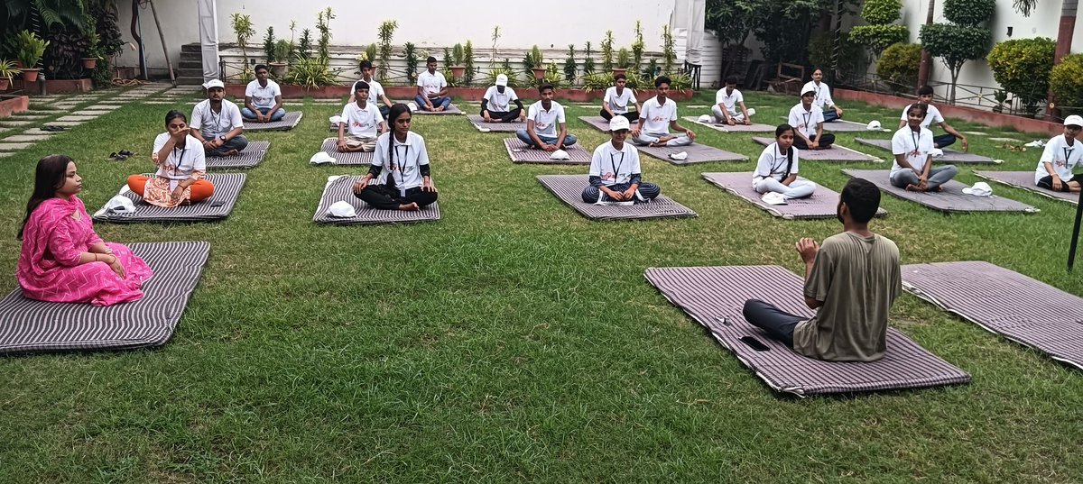 YuvaChapra's tweet photo. When the body aligns, the mind follows. 
Youth came together for a rejuvenating yoga session promoting holistic health during Future Youth Leader's Bootcamp Saran organised at Imperial Garden Saran. 

@MYBharatHQ @BiharNyks @mybharatgov @YASMinistry @moayush https://t.co/ROnauQGYKC
