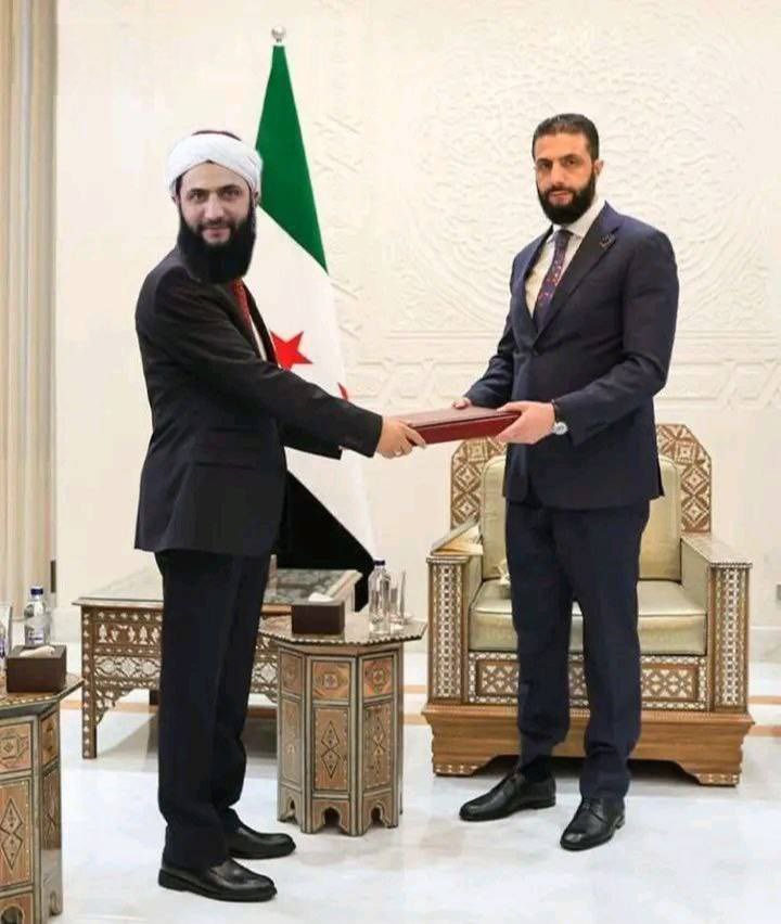 SafaaAlNuaimi's tweet image. 🅾️ ابو محمد الجولاني يتسلم من ابو محمد الجولاني ½2، تقرير تقصي الحقائق في احداث الساحل السوري.