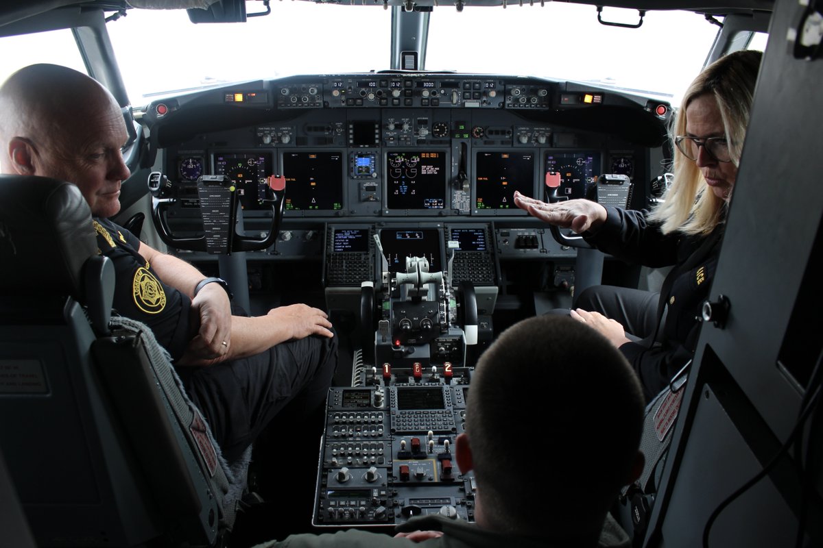 USFleetForces's tweet image. 🇺🇸🤝🇫🇷 🤝🇮🇸📍ICELAND – U.S. Navy VP-46 & VP-69 met with French & Icelandic officials, touring the FREMM Normandie & P-8A Poseidon to enhance NATO readiness. 🌍⚓️ #USNavy #VP46 #VP69 #NATOAllies #MaritimePartnership #Iceland #FREMM #P8Poseidon #StrongerTogether #6thFleet