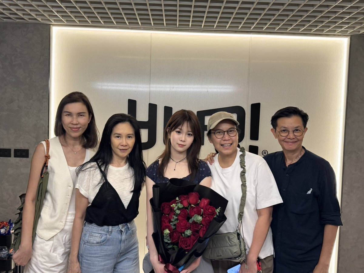 ส่วน Flowers ที่พลาดโอกาสในครั้งนี้ไม่ต้องเสียใจไปนะคะ ขอให้อดใจรอกันอีกนิด เพราะเพลงใหม่ของ Krista กำลังจะปล่อยออกมาให้ได้รับฟังกันเร็วๆ นี้อย่างแน่นอน!
#KristaShim #คริสต้าชิม #Flowersforkrista