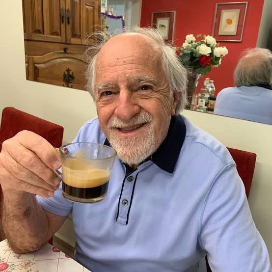 poponze's tweet image. Aos 92 anos, Ary Fontoura revela o segredo da vitalidade:
“Sempre joguei futebol, faço academia há vinte anos e estou inteirinho, sem depender de ninguém. Não me importo com mesquinharia e me mantenho otimista.”