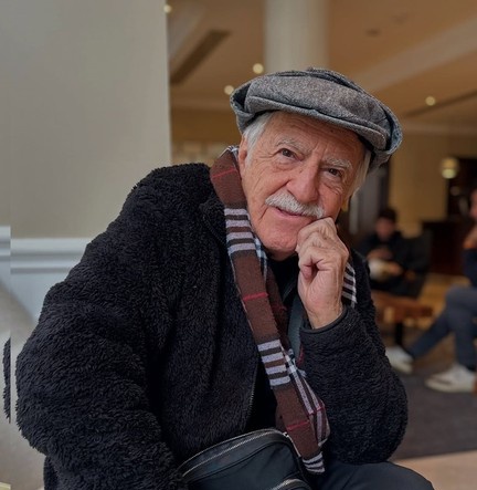 poponze's tweet image. Aos 92 anos, Ary Fontoura revela o segredo da vitalidade:
“Sempre joguei futebol, faço academia há vinte anos e estou inteirinho, sem depender de ninguém. Não me importo com mesquinharia e me mantenho otimista.”