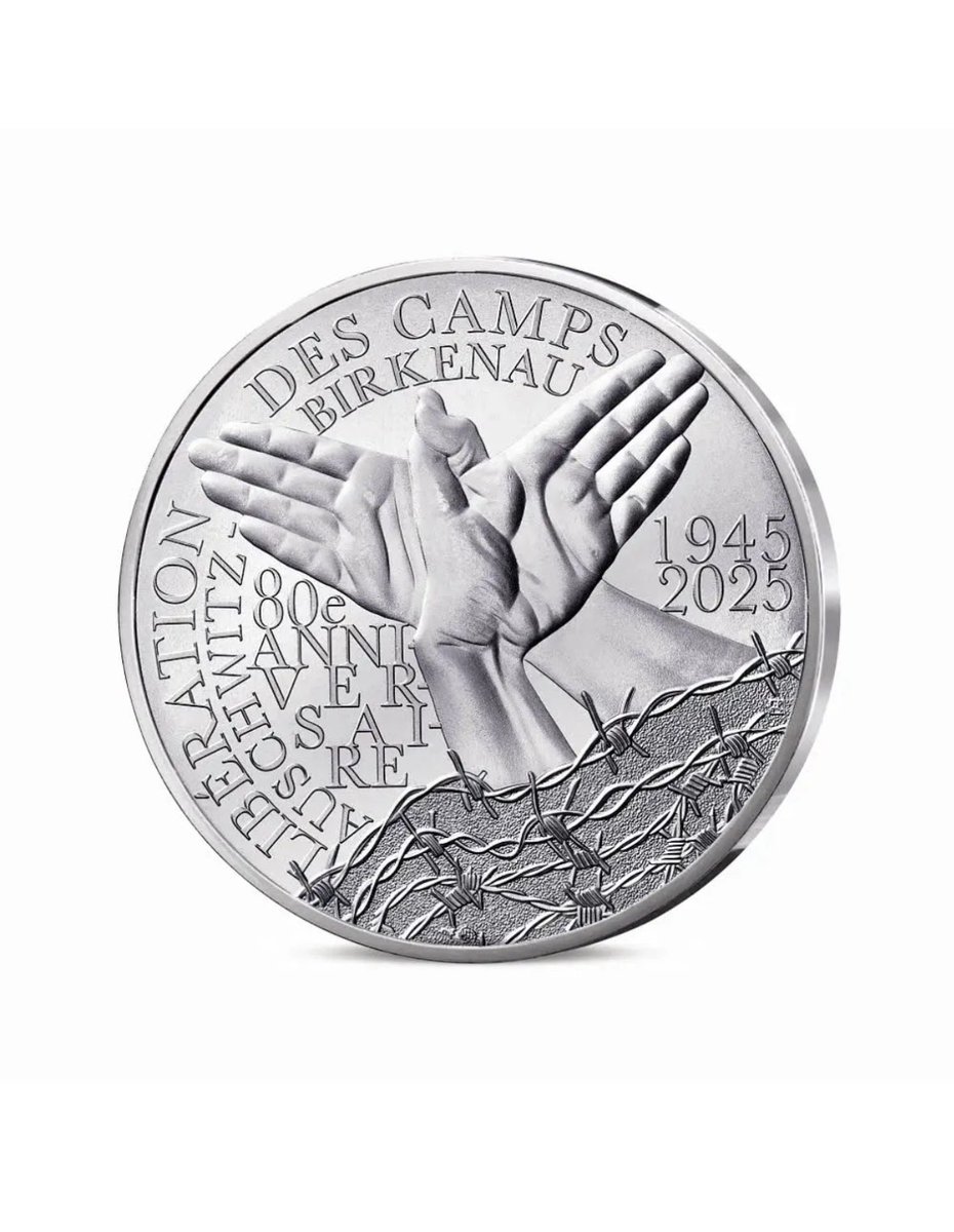 franceenisrael's tweet image. Mémoire gravée 🪙
À l’occasion des commémorations du 80e anniversaire de la libération du camp d’Auschwitz-Birkenau en 2025, la @MonnaieDeParis a frappé une pièce exceptionnelle de 10 € en hommage aux victimes de la Shoah.
Sur sa face, un prisonnier joint les mains au-dessus…