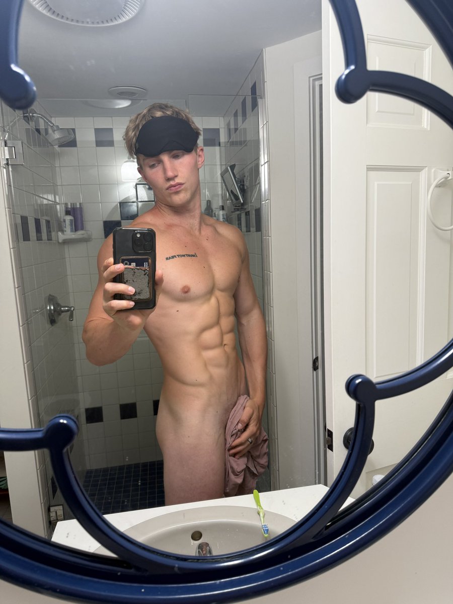 CaliBrad_'s tweet photo. RT if you would spend a night with me 🤪 https://t.co/tGBDd1aX9u