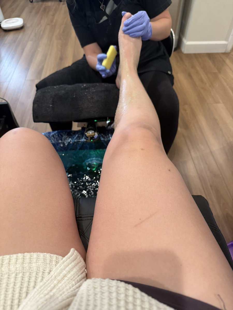 BADemmarose's tweet photo. Pedicure timeeeeee ☺️🥰 https://t.co/DNm1UPeVY8