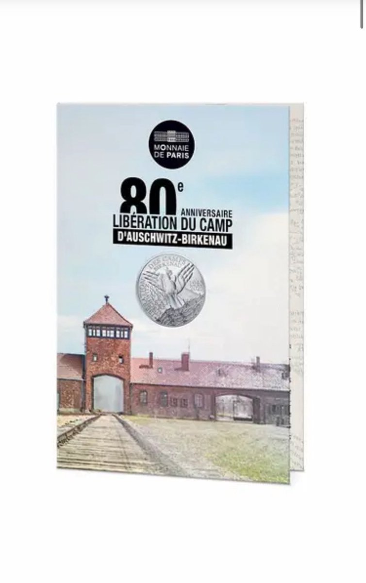 franceenisrael's tweet image. Mémoire gravée 🪙
À l’occasion des commémorations du 80e anniversaire de la libération du camp d’Auschwitz-Birkenau en 2025, la @MonnaieDeParis a frappé une pièce exceptionnelle de 10 € en hommage aux victimes de la Shoah.
Sur sa face, un prisonnier joint les mains au-dessus…