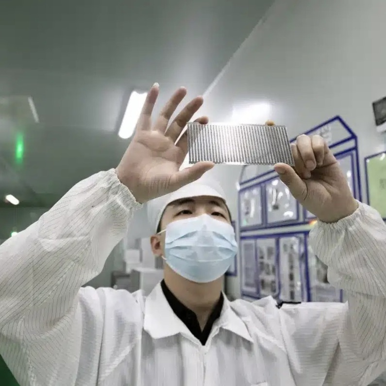 🇯🇵 Des chercheurs japonais ont mis au point un plastique qui se dissout en quelques heures dans l’eau de mer, sans laisser de résidus toxiques. Résistant, modelable et biodégradable, ce matériau inédit pourrait bouleverser la lutte contre la pollution marine. 🔬 (RSE Magazine)