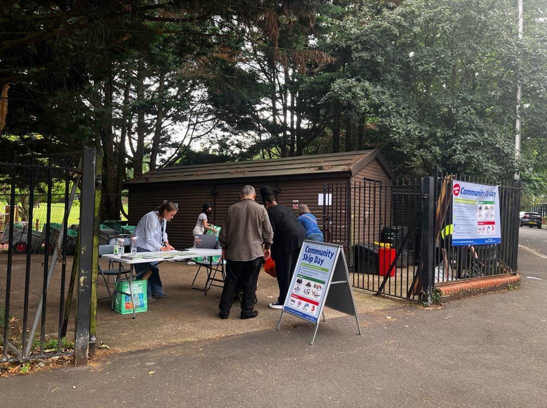 CamdenCouncil's tweet image. Our next community skip event will take place this Friday!
Residents can drop off unwanted household items including bulky waste, electricals & garden waste.
🕙10am-3pm (or until full)
📍Swiss Cottage Market, Eton Avenue, NW3 3EP
More info at camden.gov.uk/local-skip-eve…