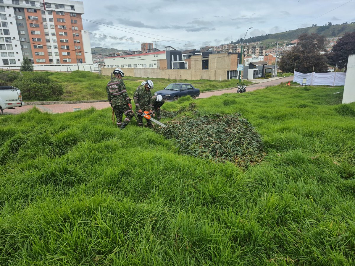 Ingenieros_EJC's tweet image. En Tunja, #Boyacá, soldados de la Brigada de Ingenieros de Atención y Prevención de Desastres en coordinación con la Oficina de Gestión del Riesgo y el Cuerpo de Bomberos realizan corte y poda de arboles en el barrio Santa Teresa 2, contribuyendo a mitigar el riesgo del personal…