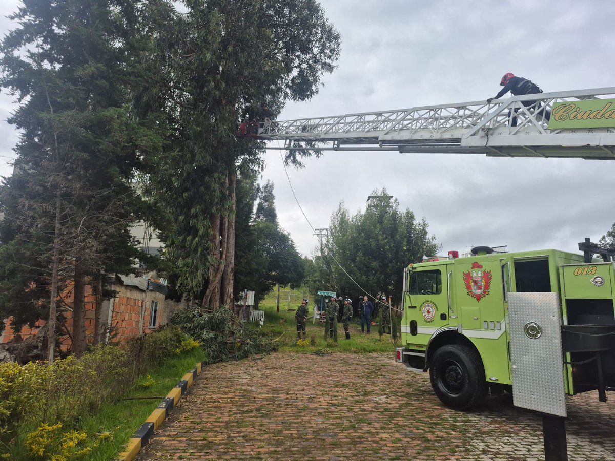 Ingenieros_EJC's tweet image. En Tunja, #Boyacá, soldados de la Brigada de Ingenieros de Atención y Prevención de Desastres en coordinación con la Oficina de Gestión del Riesgo y el Cuerpo de Bomberos realizan corte y poda de arboles en el barrio Santa Teresa 2, contribuyendo a mitigar el riesgo del personal…
