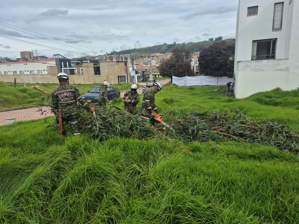 Ingenieros_EJC's tweet image. En Tunja, #Boyacá, soldados de la Brigada de Ingenieros de Atención y Prevención de Desastres en coordinación con la Oficina de Gestión del Riesgo y el Cuerpo de Bomberos realizan corte y poda de arboles en el barrio Santa Teresa 2, contribuyendo a mitigar el riesgo del personal…