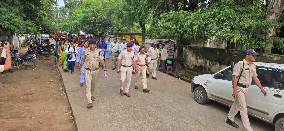 SP_Shahdol's tweet image. DIG सुश्री सविता सोहाने के नेतृत्व में बुढार स्थित सांदीपनी स्कूल में #नशे_से_दूरी_है_ज़रूरी अभियान के तहत स्लोगन लेखन, चित्रकला प्रतियोगिता व रैली का आयोजन किया गया।
विद्यार्थियों को वीडियो के माध्यम से नशे के दुष्परिणाम बताए गए व शपथ दिलाई गई।
#ShahdolPolice #SayNoToDrugs