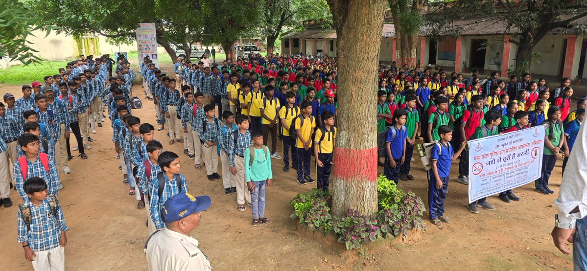 SP_Shahdol's tweet image. DIG सुश्री सविता सोहाने के नेतृत्व में बुढार स्थित सांदीपनी स्कूल में #नशे_से_दूरी_है_ज़रूरी अभियान के तहत स्लोगन लेखन, चित्रकला प्रतियोगिता व रैली का आयोजन किया गया।
विद्यार्थियों को वीडियो के माध्यम से नशे के दुष्परिणाम बताए गए व शपथ दिलाई गई।
#ShahdolPolice #SayNoToDrugs