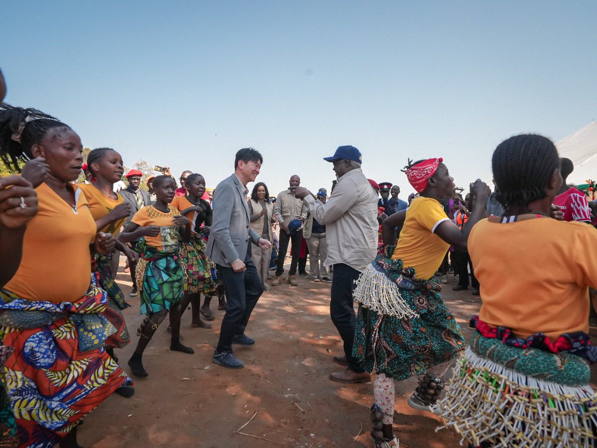 UNDPZambia's tweet image. 🛣️Roads
💧Water Points
🏥📚Health & Education Facilities
💪Resilience for 42,000+ people
Today’s groundbreaking ceremony for the Development of Basic Infrastructure project sets the stage for inclusive + climate-smart development in Mayukwayukwa & Meheba, thanks to JICA 🇿🇲🤝🇯🇵