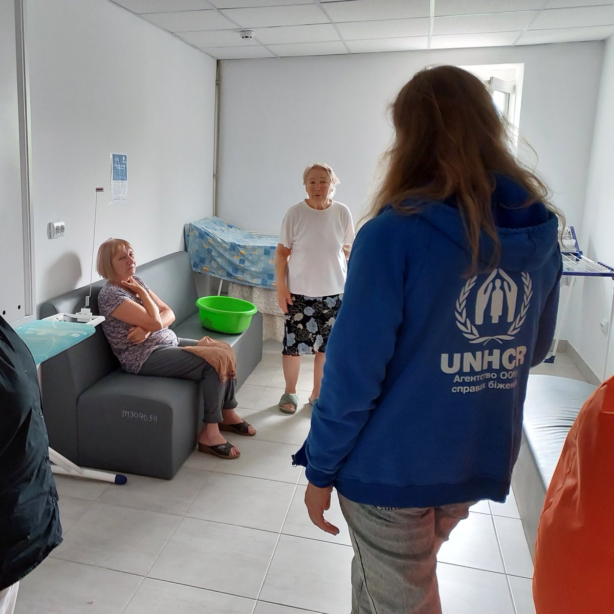 UNHCRUkraine's tweet image. 70k internally displaced people reside in collective sites across 🇺🇦.
UNHCR & partners support incl w/ repairs to improve conditions + regular visits to meet residents, hear their concerns & inform on further support.
Here, recent visit w NEEKA to sites in Zakarpattia region.
