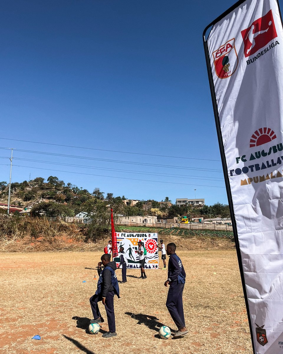 FCAugsburg's tweet photo. 🌍 Von der #Bundesliga auf die Schulhöfe Südafrikas:
Rückblick auf #Football4WASH
✔ 2.600 Kinder erreicht
✔ Sanitäranlagen erneuert
✔ Trainerinnen und Trainer ausgebildet
✔ Mit Wasser-Bildung & Fußball zu Veränderungen
➡ Mehr zum Projekt: https://t.co/dm1O0UHZ1K
#FCA #WASH #VivaConAgua #SDG6 #Sport4Development #BundesligaWIRKT