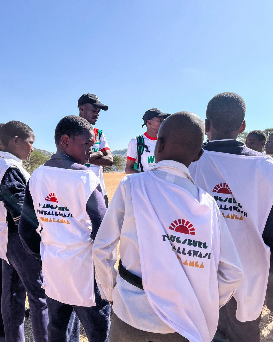 FCAugsburg's tweet photo. 🌍 Von der #Bundesliga auf die Schulhöfe Südafrikas:
Rückblick auf #Football4WASH
✔ 2.600 Kinder erreicht
✔ Sanitäranlagen erneuert
✔ Trainerinnen und Trainer ausgebildet
✔ Mit Wasser-Bildung & Fußball zu Veränderungen
➡ Mehr zum Projekt: https://t.co/dm1O0UHZ1K
#FCA #WASH #VivaConAgua #SDG6 #Sport4Development #BundesligaWIRKT
