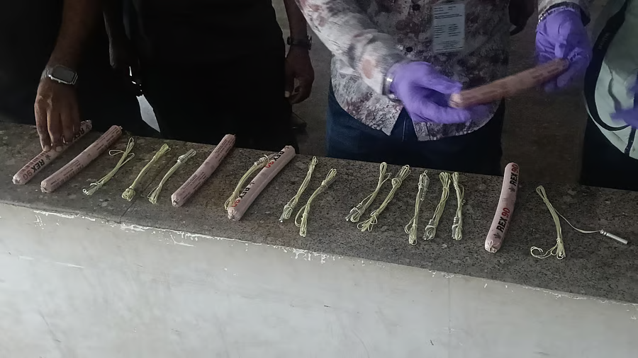 UncutupdatesIN's tweet photo. 📍Bengaluru, Karnataka
🚨 Security Alert at BMTC Bus Stand
🧨 Six gelatin sticks and detonators (kept separately) were found in a carry bag outside the toilet at Kalasipalyam BMTC bus stand.
#Bengaluru #Karnataka #BMTC #Kalasipalyam #BombScare #ExplosivesFound #SecurityAlert https://t.co/Ig36rp9XU2