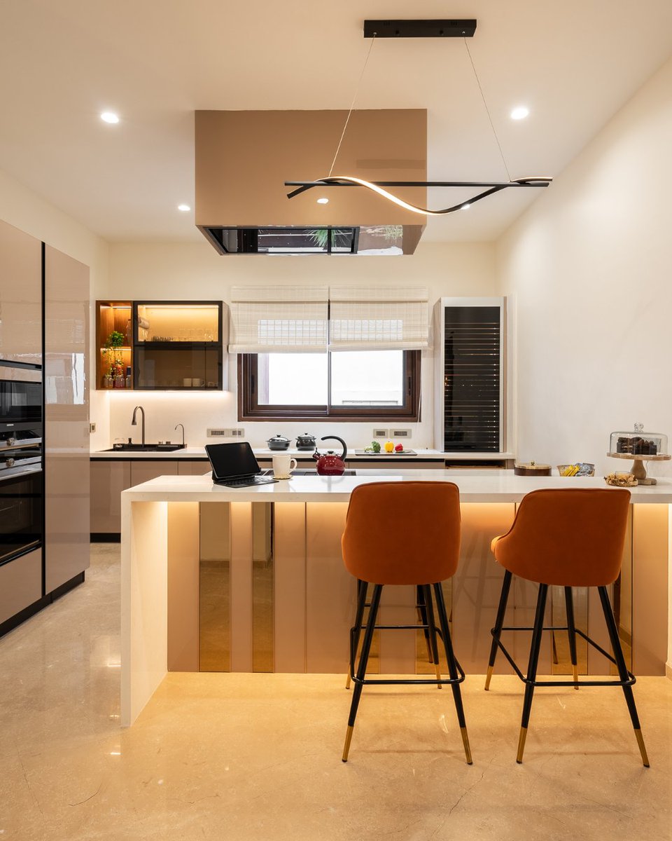 The_KariGhars's tweet image. Looking for kitchen inspo thatโs as luxe as your lifestyle?
From soft pastels to bold contrasts, our bespoke modular kitchens blend style, soul & smart designโcrafted for modern Indian homes.
#TheKariGhars #LuxuryKitchens #ModularKitchenDesign