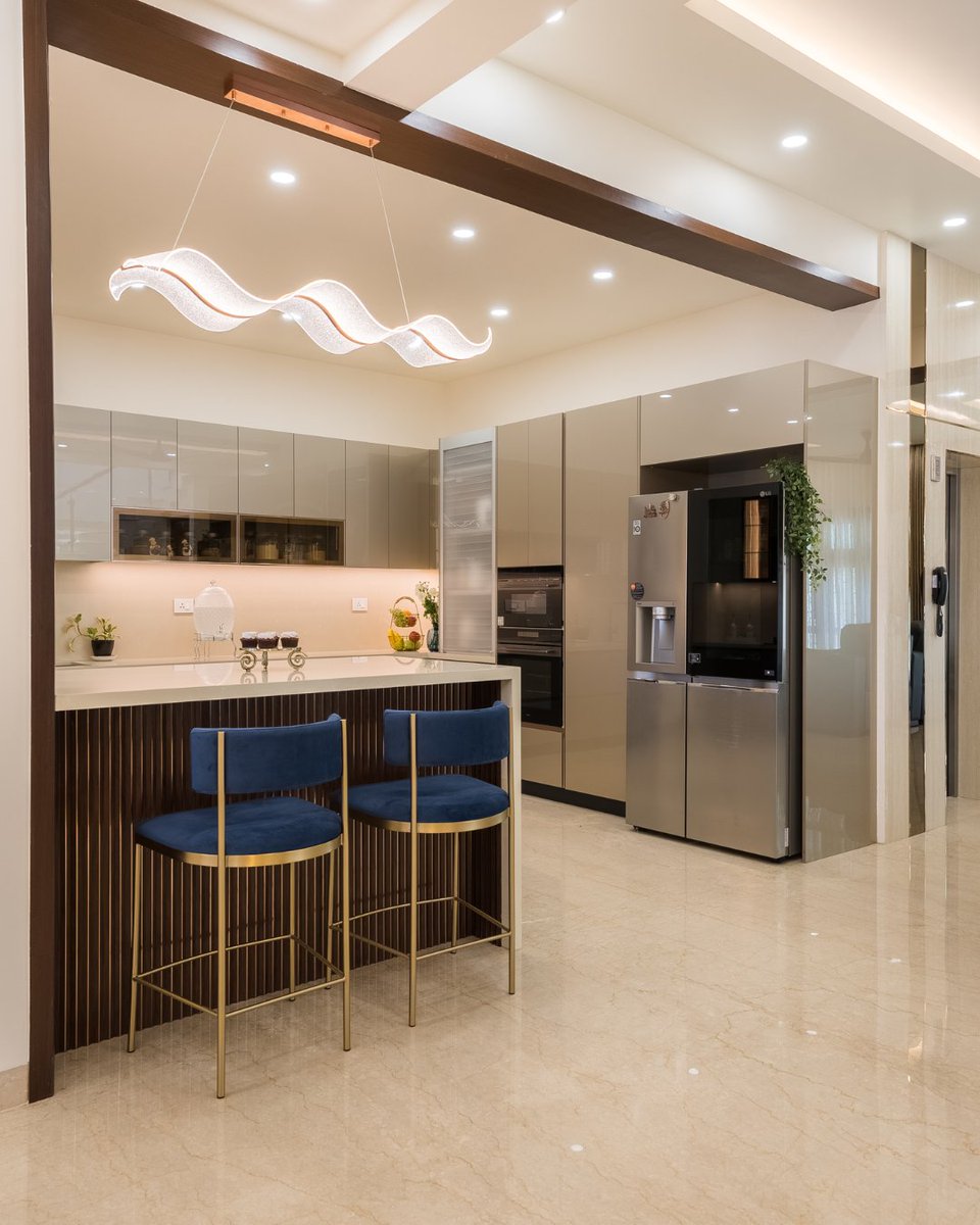 The_KariGhars's tweet image. Looking for kitchen inspo thatโs as luxe as your lifestyle?
From soft pastels to bold contrasts, our bespoke modular kitchens blend style, soul & smart designโcrafted for modern Indian homes.
#TheKariGhars #LuxuryKitchens #ModularKitchenDesign